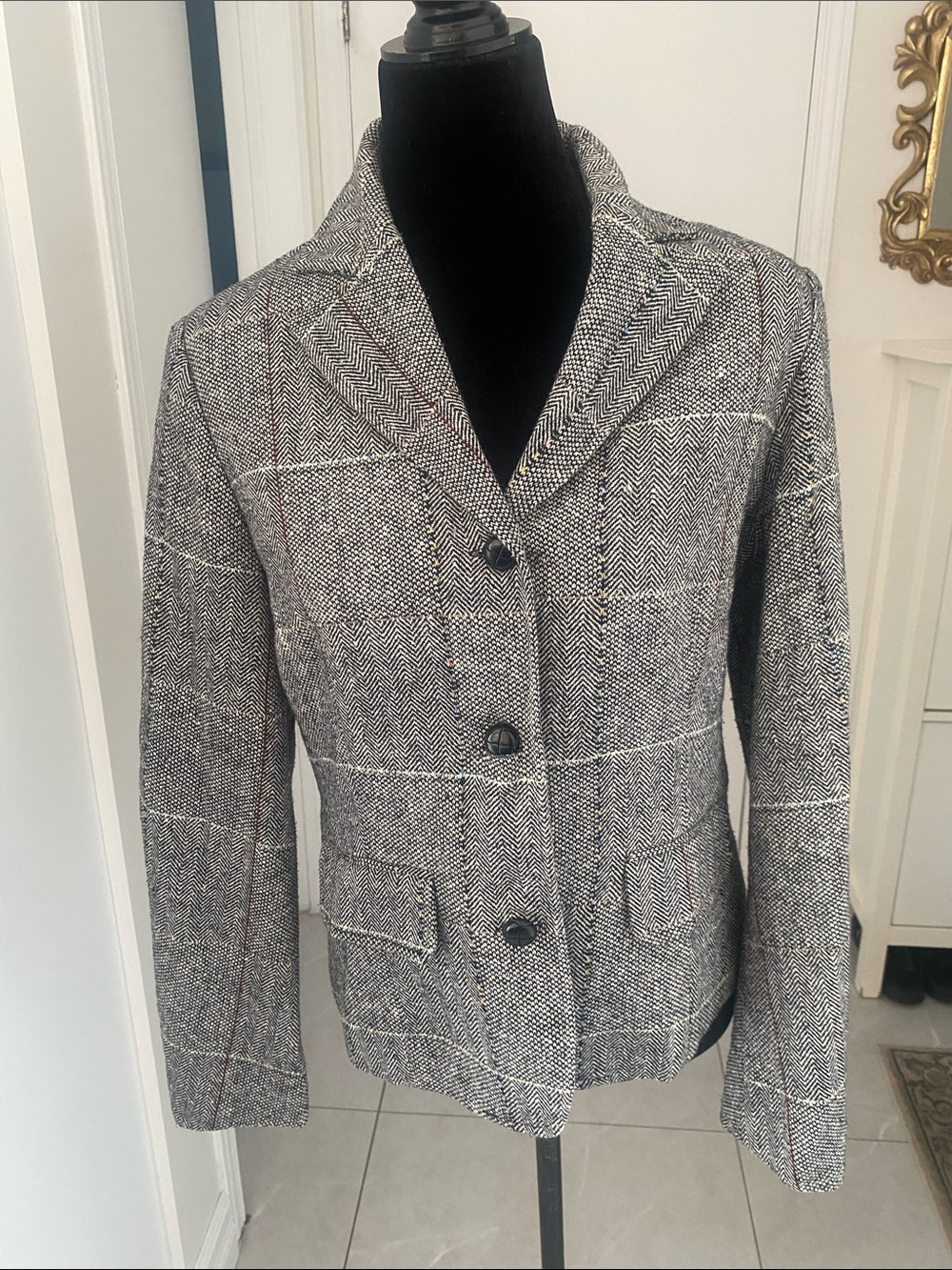 Herringbone lined B&W wool blazer by RTG collection Size 9